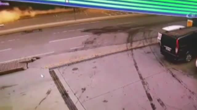Beyoğlu'ndaki binanın çökme anı kamerada