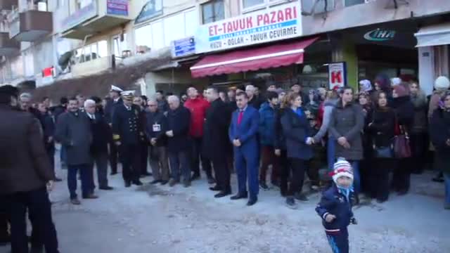 Gazi babasını asker selamıyla karşıladı
