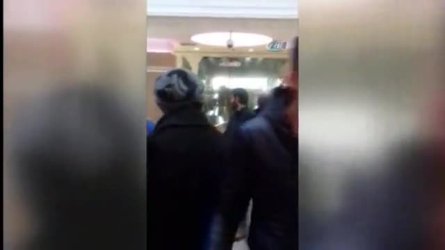 AVM'nin asma tavanı çöktü!