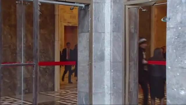 Merkel, Meclis'in bombalanan bölümlerini inceledi