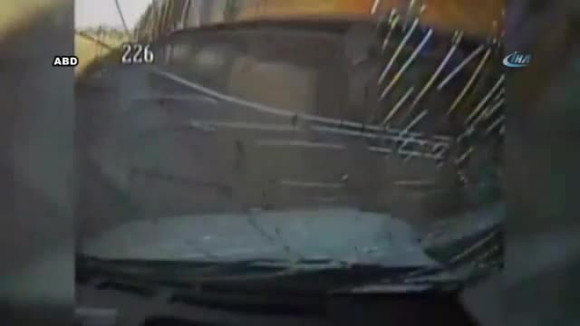 Yoldan çıkan otobüs trenle çarpıştı