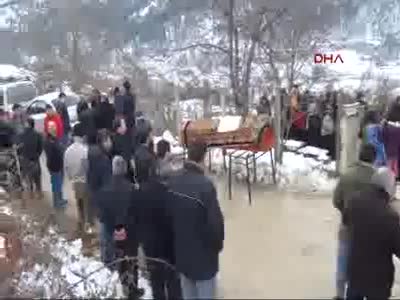 Bursa'da eşi tarafından 15 yerinden bıçaklanarak öldürülen genç kadın toprağa verildi