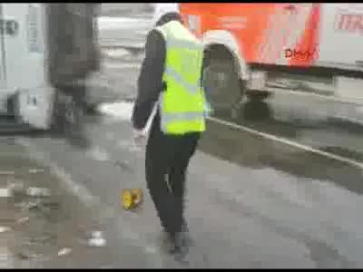 Yolcu otobüsü devrildi! Ölü ve yaralılar var