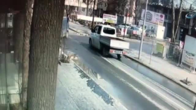 Kaldırımda yürürken az kalsın canından oluyordu