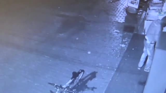 Satırla kapısını açtığı manavı soydu