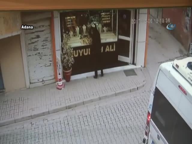 Soyguncuyu tabancayla kovaladı