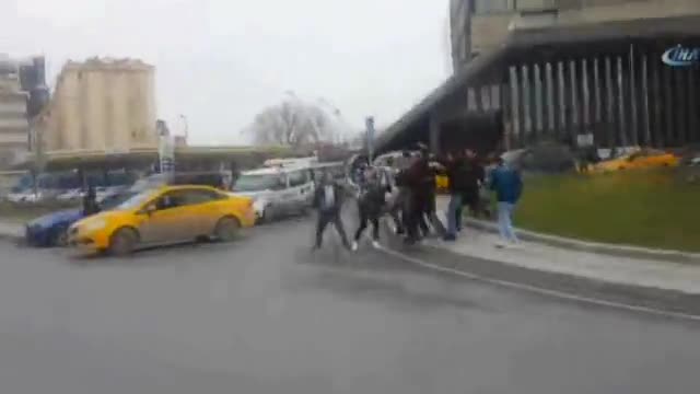 Vatandaş, polise vuran zanlıyı linç etmeye çalıştı