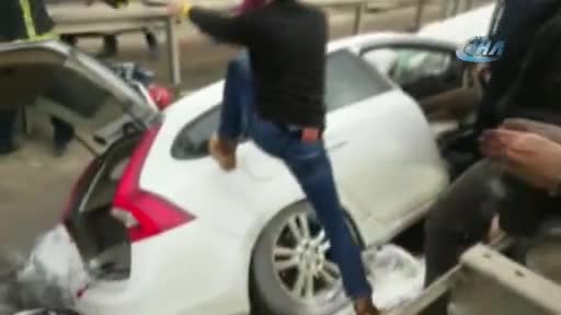 Bursa'da bariyerlere saplanan otomobilden sağ çıktı