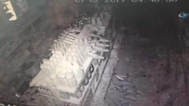 Deprem anı güvenlik kamerasında