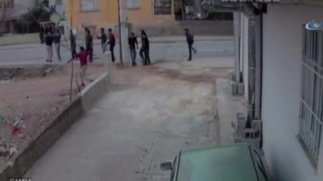 Suriyelilerin taşlı, sopalı kavgası kamerada
