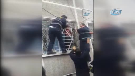 Bursa'da 4 yaşındaki çocuk eve camdan girmeye kalkınca parmaklıklara sıkıştı