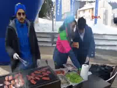Oyuncu Müjde Uzman, Bursa Uludağ'da sucuk pişirdi
