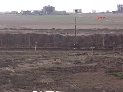 Şanlıurfa Akçakale'nin Suriye sınırına yeni dev bayrak