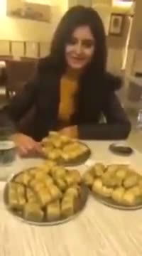 Bir oturuşta 2 kilo baklava yedi, sosyal medyayı salladı!