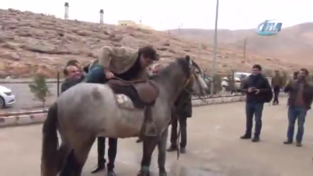 Uygur kardeşler ata bindi: Espriler havada uçuştu