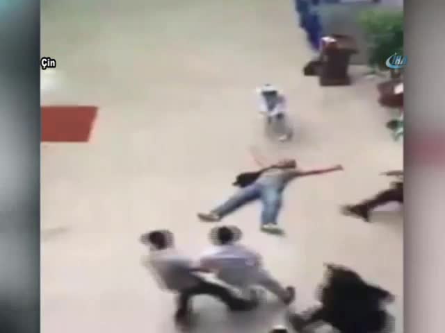 Kadın polis saldırganı böyle vurdu