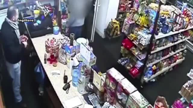 Silahlı soyguncuları sprey ile kovaladı
