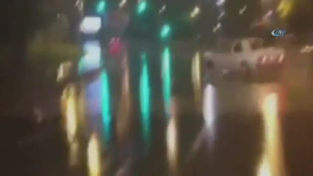 Trafik magandasının tehlikeli şovu yürekleri ağza getirdi