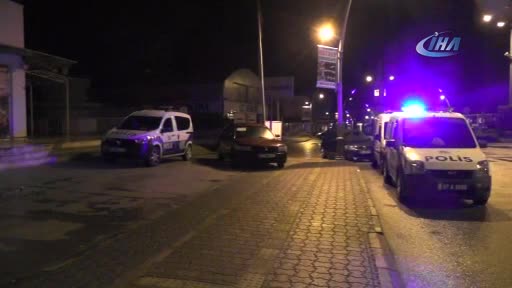 Marketin otomatik kapısını kırıp alkol ve sigara çaldılar