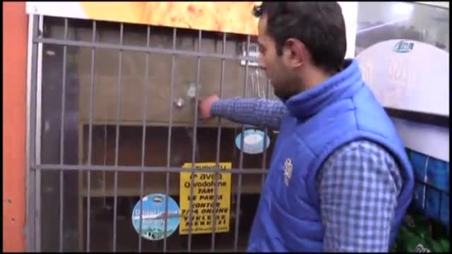 Hırsızlar 'kurşun geçirmez' denilen camı tekmeyle kırdı