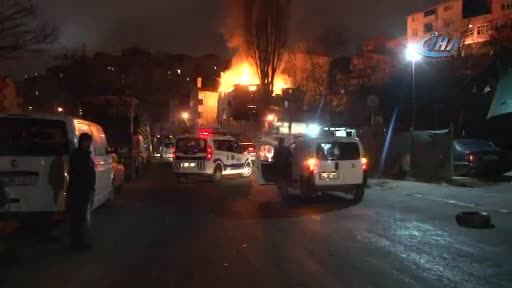 İstanbul'da korkutan çatı yangını