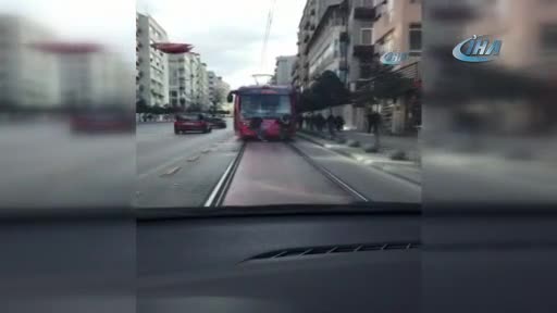 Bursa'da tramvayın arkasında yolculuk yürekleri ağızlara getirdi