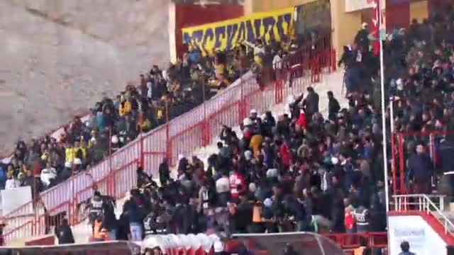 Bakan'ın da izlediği maçta olay çıktı: 19 kişi yaralandı