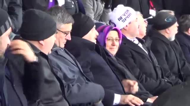 Bakan Eroğlu'nun gol sevinci kamerada