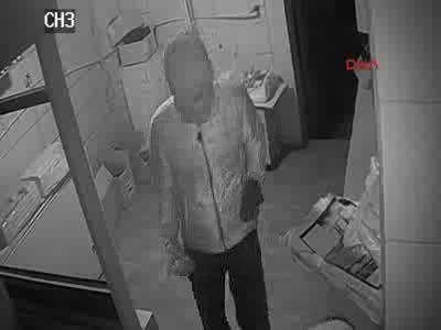 Bursa'da 2 hırsız 200 kiloluk çelik kasayı böyle taşıdı