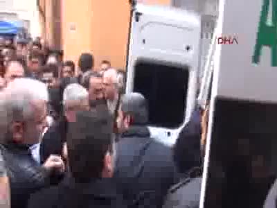 Genç kızın cenazesinde davul çalındı, gelinlikle defnedildi