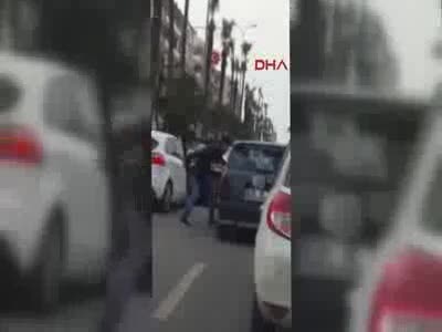 Otomobil sürücüsünü yol ortasında bıçakladılar