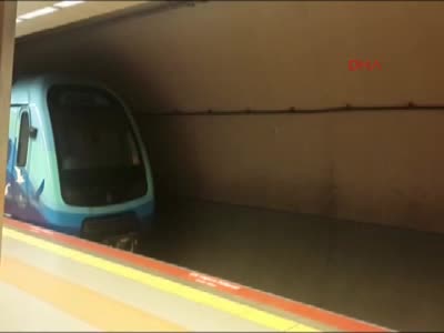 İstanbul'da metro istasyonunda olay