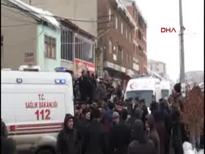 Pazar yerinin çatısı çöktü, yaralılar var!