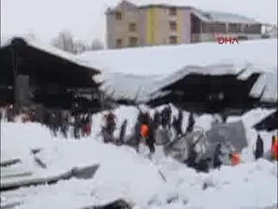 Pazar yerinin çatısı çöktü, yaralılar var! - 2