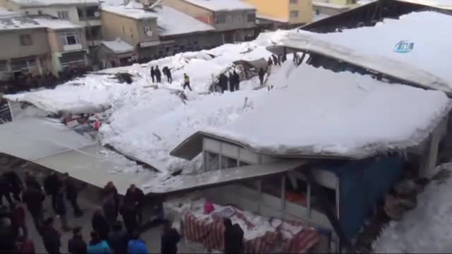 Ağrı Valisi: Çöken çatının altında 2 kişi var