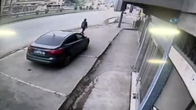 Tırın altında kalmaktan son anda kurtuldu