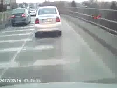 Trafikte tartıştığı motosikletliye böyle çarptı