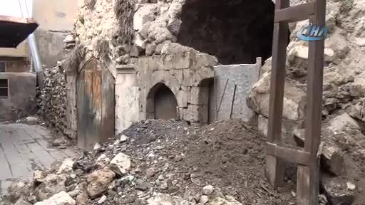 Mardin'de tarihi yapılar dökülüyor