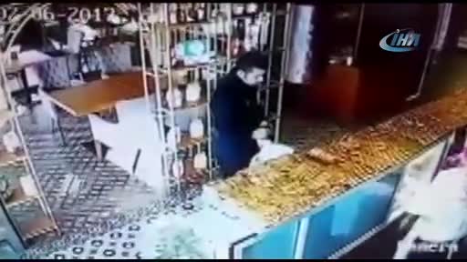 Bağış kutusunu çalan şahıs güvenlik kamerasına yakalandı