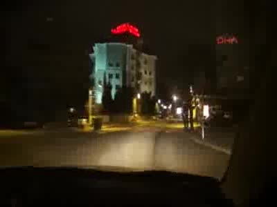 Hırsızlık şüphelileri polis arabasına çarptı!