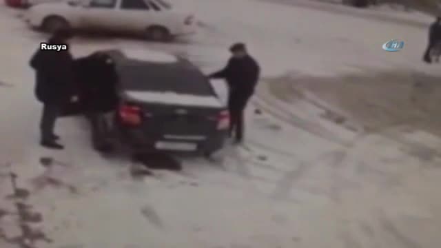 İki otomobilin arasında böyle sıkıştı