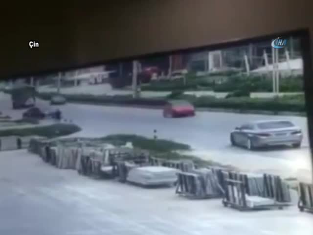 Kamyon otomobilin üzerine devrildi