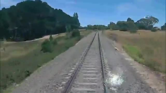Motosikletli trenin altında kalmaktan son anda kurtuldu