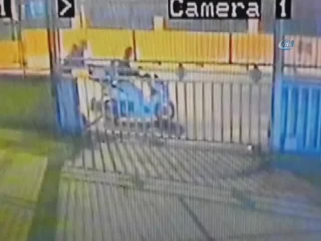 İstanbul'da motosiklet hırsızlığı güvenlik kamerasında