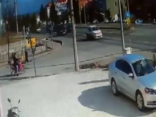 Otomobil motosiklete böyle çarptı