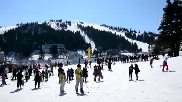 Bursa Uludağ'da kayak keyfi sürüyor ama kar kalınlığı azalıyor
