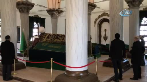 Bursa'daki sultan türbelerine ayakkabı ile girilmesine tepki