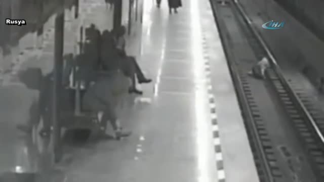 Dalgın çocuk raylara düştü