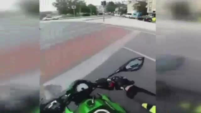 Engelli adamın yardımına motosikletli genç koştu