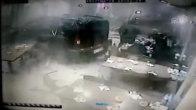 Bursa'da ticari araç köfteciye böyle daldı! - 2